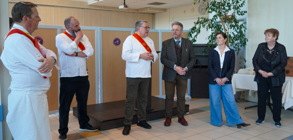 jurys et organisateurs du concours discutent